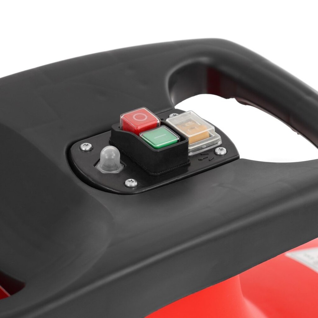 branches pulled automatically. Suitable for cutting branches of up to 4&nbsp;cm diameter. Crushing with crushing roller .