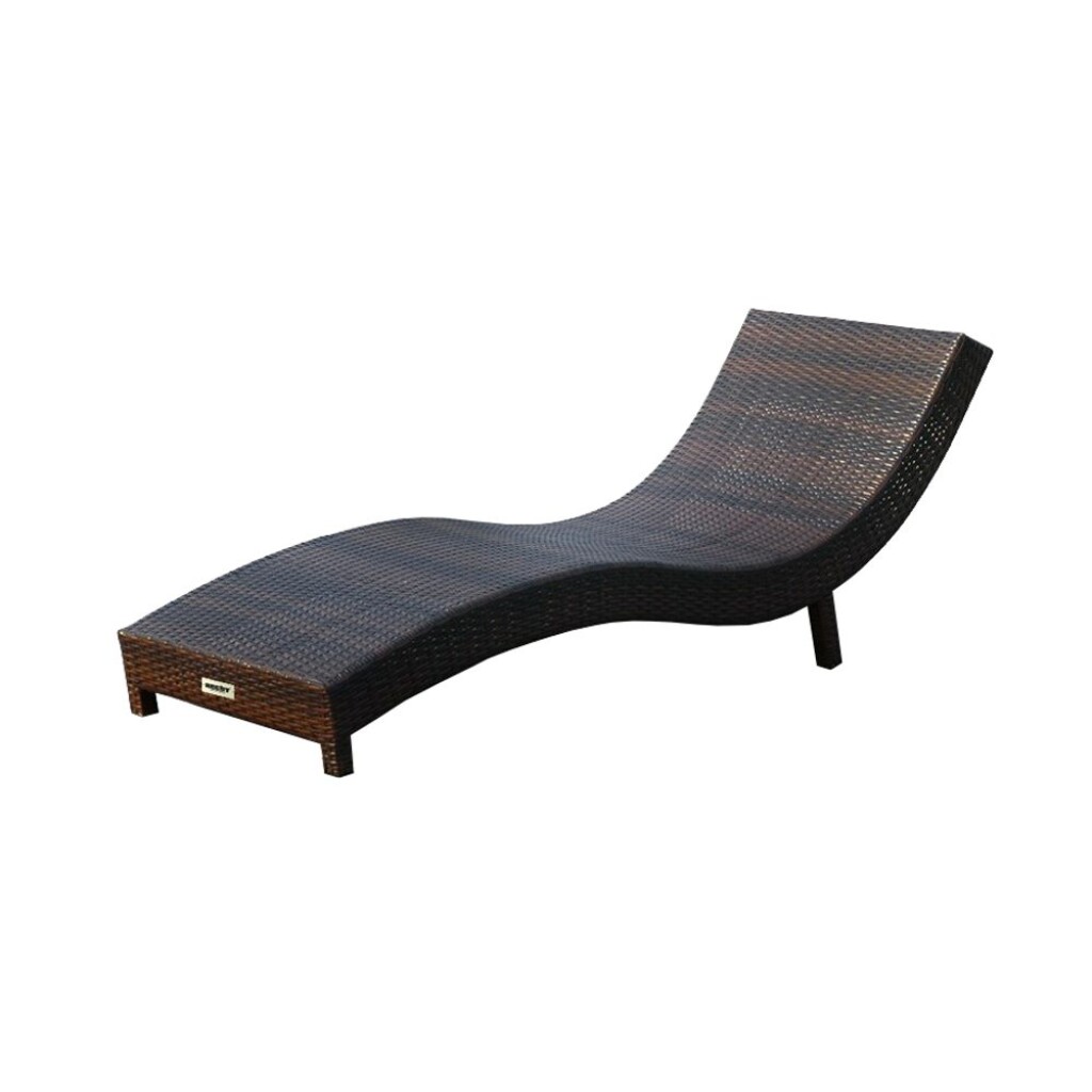Elegant aluminum lounger with Komaxit finish and imitation rattan. Resistant to adverse weather and UV radiation