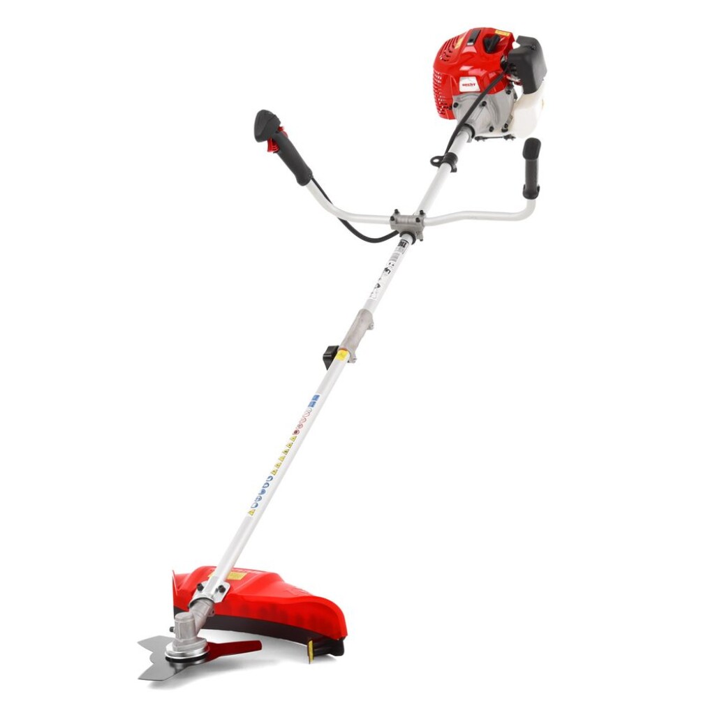 Petrol powered brushcutter equipped with metal blade/string head.&nbsp;Powered by 2&nbsp;stroke 52 cm3&nbsp;engine. Cutting width 43 cm. Package also contains a&nbsp;strap