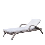 <p>Hliníkové lehátko s komaxitovou úpravou a imitací ratanu. Odolné vůči nepříznivému počasí a UV radiaci