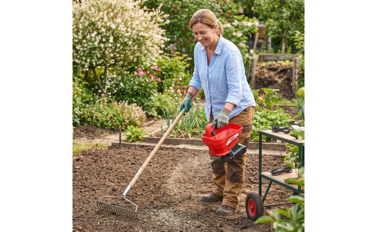 spreading width up to 2.5 m and 3-litre hopper for year-round garden use.