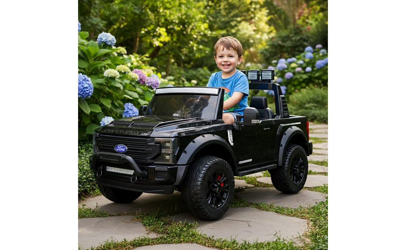 it allows a safe and fun ride for children from 3 to 8 years old. It also features a light ramp and MP3 radio for an even greater experience.
