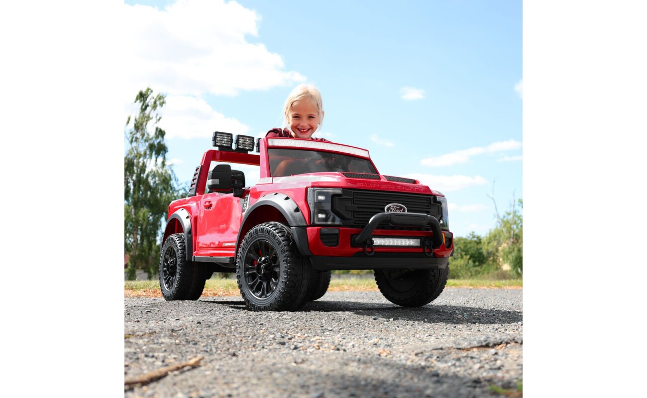 it allows safe and fun driving for children from 3 to 8 years old. It also features a light ramp and MP3 radio for an even greater experience.