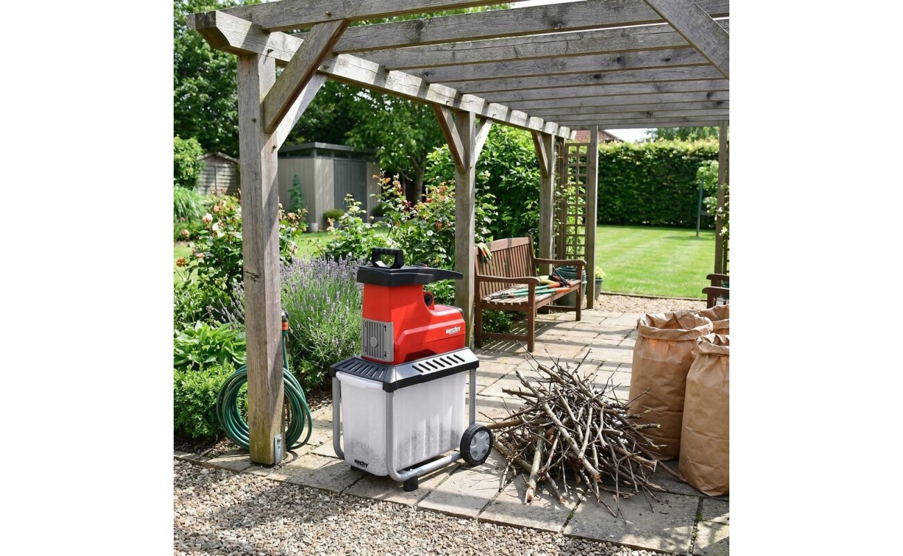 3000 W power. Ideal for shredding branches up to 4.5 cm in diameter. 60 l collection box and automatic branch feeding for easy use.