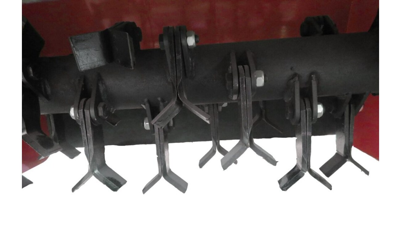 1 gear reverse. Weight 130 kg.  Wheels 8/13“.