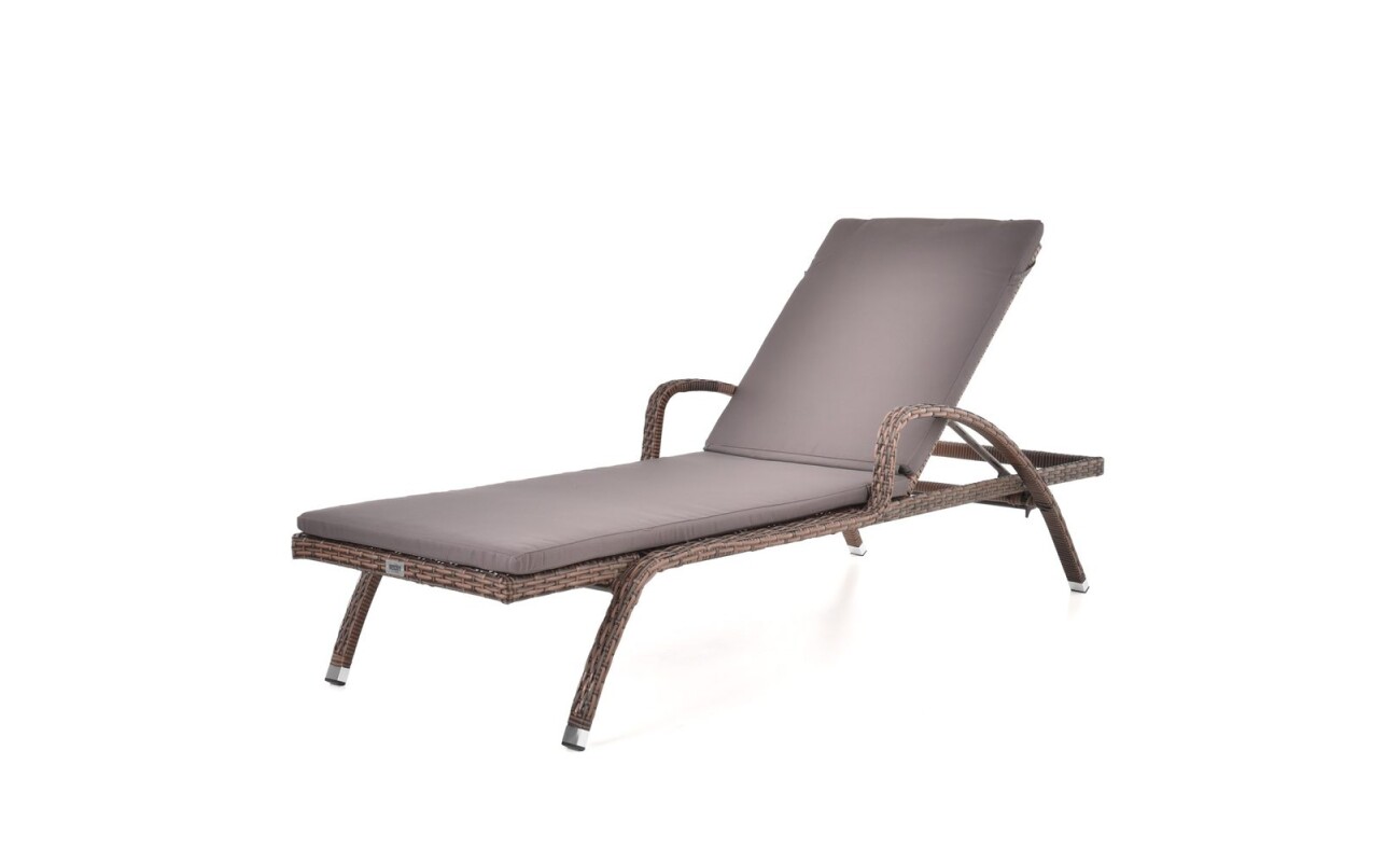 Aluminum lounger with Komaxit finish and imitation rattan. Resistant to adverse weather and UV radiation
