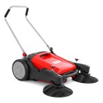 <p>Mechanical sweeping machine with two brushes. 105 cm sweeping width
