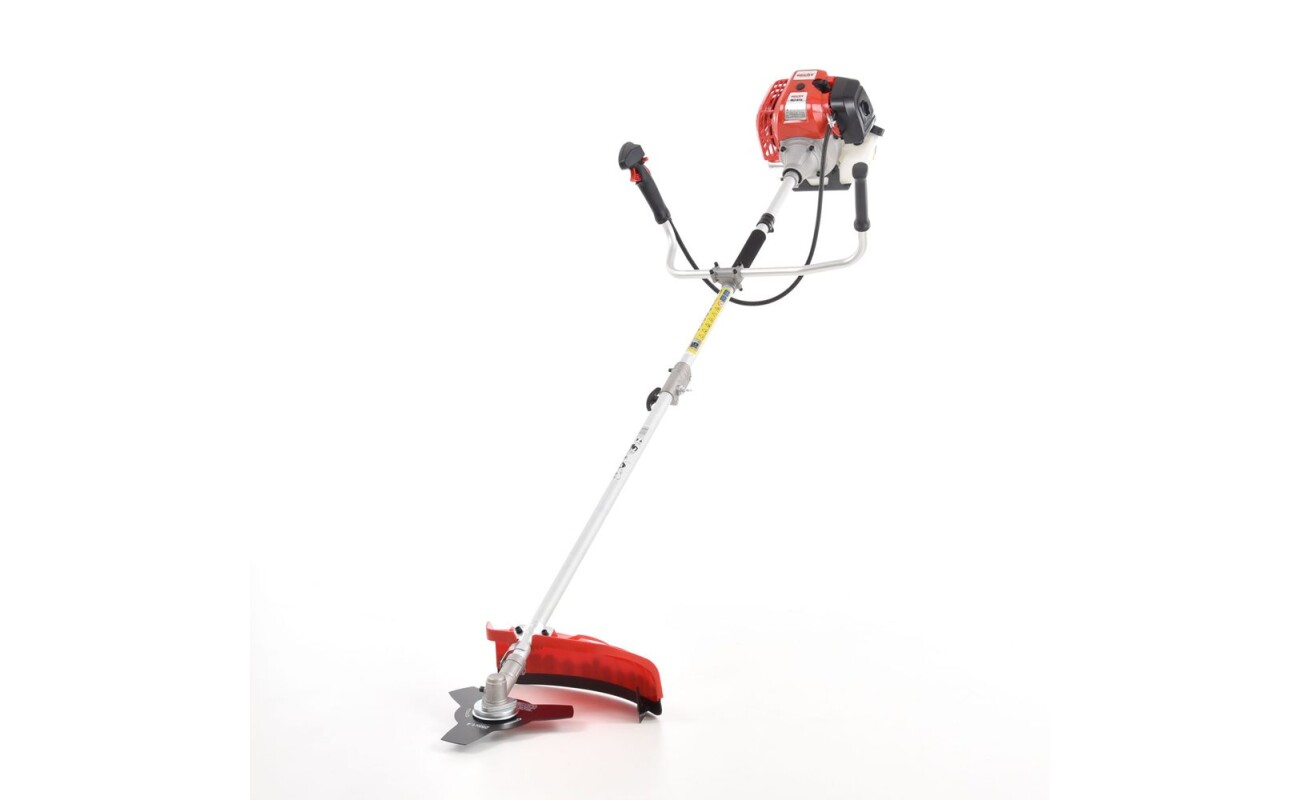 Power brushcutter with 25.5 cm blade span and 43 cm string span. Split shaft. 52 cm3 engine with a rated power of 1.45 kW. Semi-automatic string unwinding. Ergonomic bike handles. Weight 8
