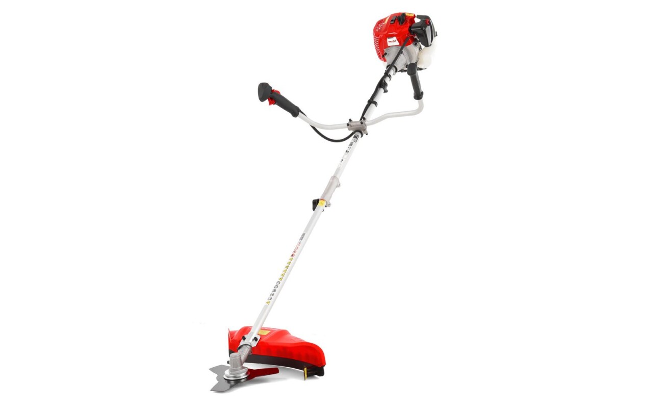 Petrol powered brushcutter equipped with metal blade/string head and shoulder belt.&nbsp;Powered by 2-stroke 33 cc engine. Package also contains a&nbsp;strap