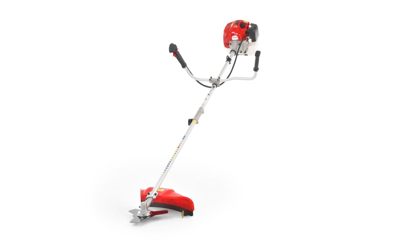 Petrol powered brushcutter equipped with metal blade/string head and shoulder belt.&nbsp;Powered by 2-stroke 43 cc engine. Package also contains a&nbsp;strap