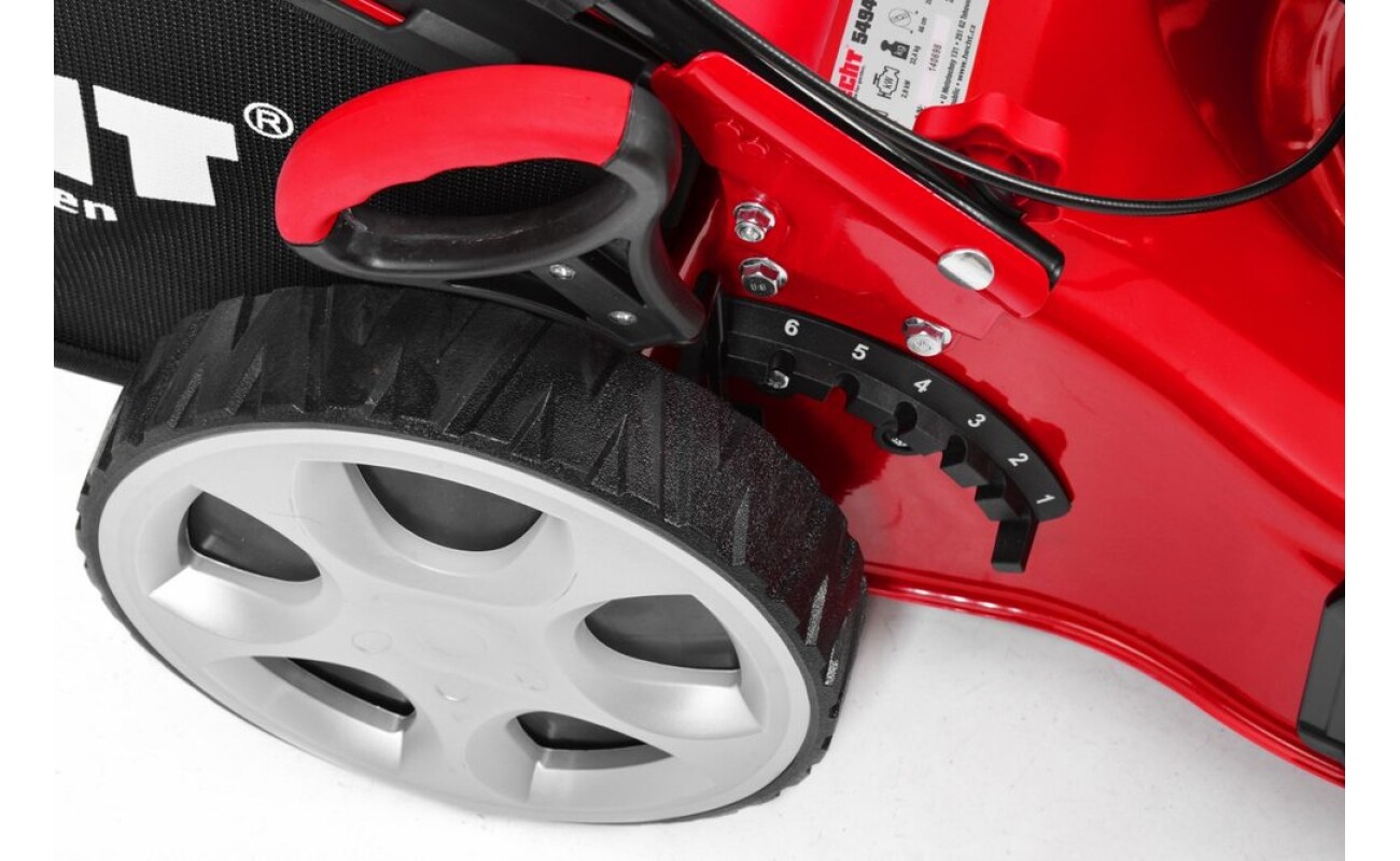 2 kg. 60 l&nbsp;collecting box. Central adjustment of cutting heght and wheels with ball bearings.