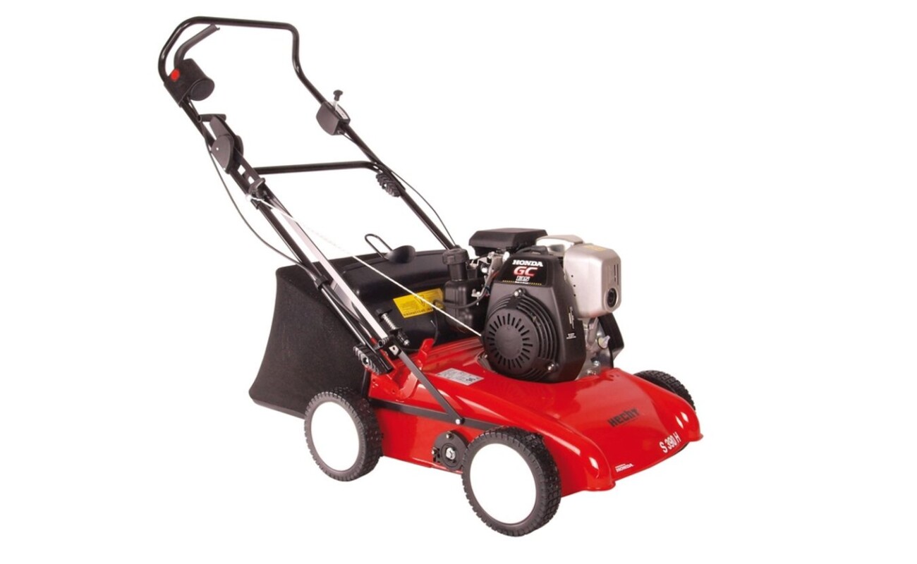 Petrol powered lawn scarifier with steel chassis. 4 HP HONDA GC 135&nbsp;engine. Suitable for areas up to 1600 m2.