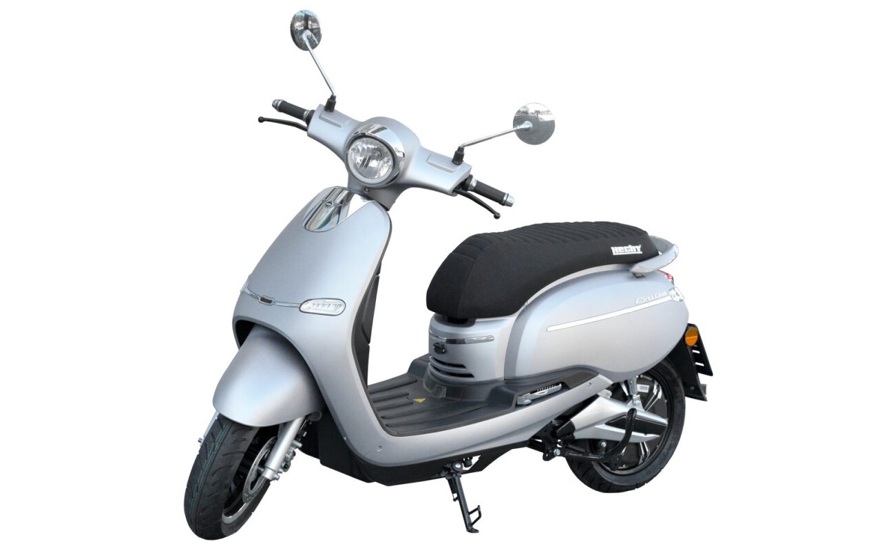 Engine 3000W. Max. speed 45 km/h. Set of 72 V / 20 Ah batteries.