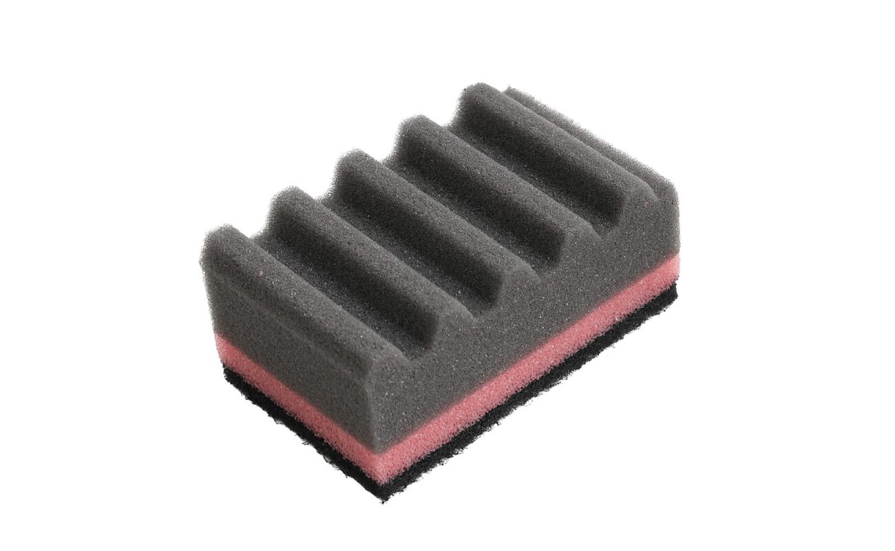 Sponge with a specially shaped profile for cleaning not only grill grates with a high-quality abrasive wire mesh surface
