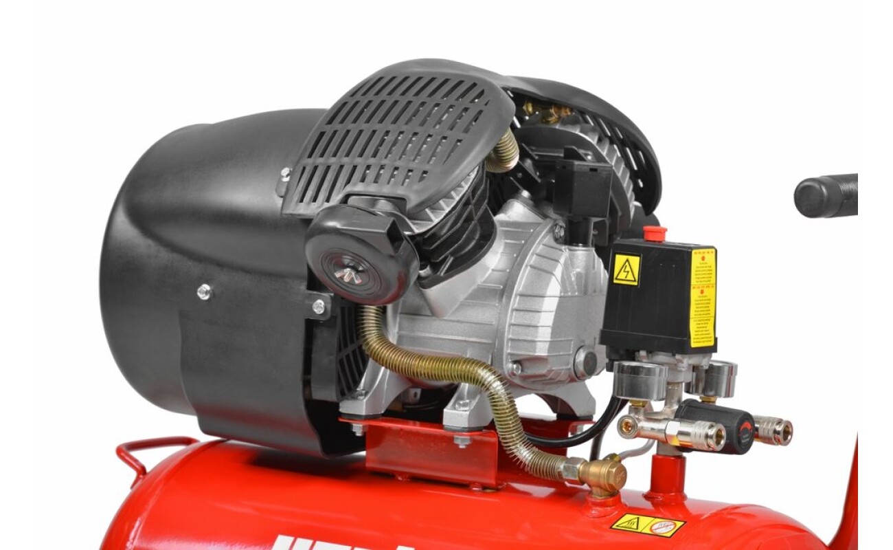 2 kW. Max. pressure 8 bar. Air tank volume 50 litres. Optical oil level indicator. Pair of pressure gauge and quick couplings for up to 2 hoses. Transport wheels. 230V/50Hz. Weight 36